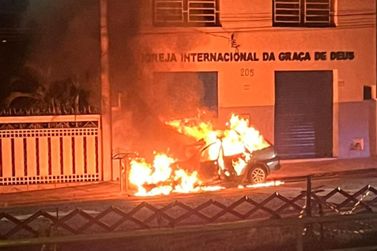 Carro pega fogo na Avenida Mathias Lobato; ninguém se feriu