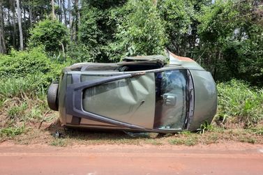 Motorista fica ferida ao colidir carro contra árvore na PR-218, em Paranavaí