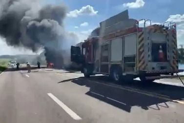Caminhão pega fogo na PR-323 e fica parcialmente destruído