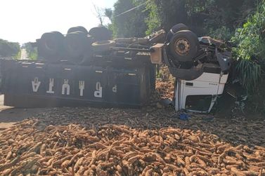 Caminhão carregado com mandioca tomba e interdita PR-218