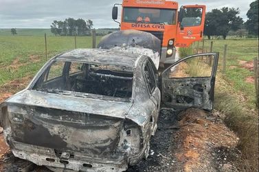 Carro é totalmente destruído após pegar fogo na PR-180, em Terra Rica