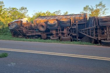 Condutor perde controle da direção e tomba caminhão PR-492, em Rondon
