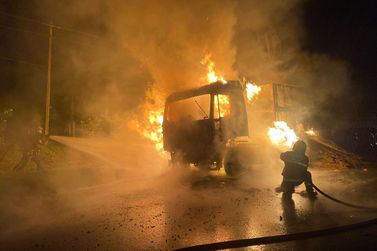 Incêndio destrói caminhão carregado com grãos na BR-376, em Mandaguaçu
