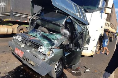Jovem de Paranavaí morre após carro ser prensado entre caminhões na BR-376