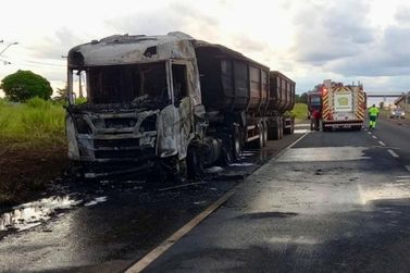 Carreta carregada com soja é destruída após pegar fogo em Paranavaí