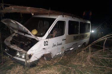 Micro-ônibus com 16 pessoas se envolve em acidente na PR-463, em Uniflor