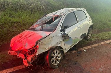Carro colide em canaleta e capota na PR-498, em Flora&iacute;