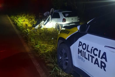Gol colide contra árvore na PR-551 e deixa dois feridos em Floresta