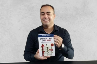 Emerson Branco lan&ccedil;a 2&ordm; livro com an&aacute;lise cr&iacute;tica das pol&iacute;ticas educacionais