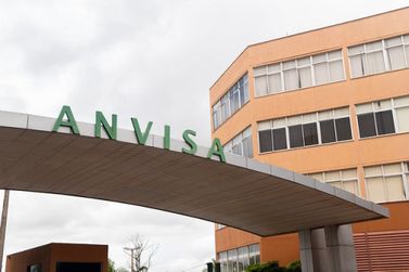 Anvisa pro&iacute;be hidratante facial clareador sem registro 
