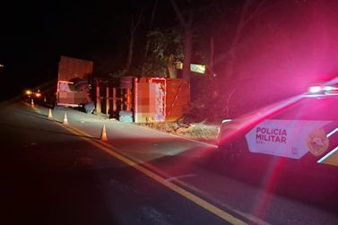 Semirreboque tomba na PR-082 entre S&atilde;o Tom&eacute; e Indian&oacute;polis