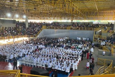 Corpus Christi re&uacute;ne milhares de fi&eacute;is em missa e prociss&atilde;o pelas ruas de Paranava&iacute;.