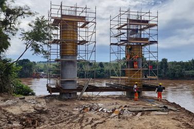 Nova ponte entre Japur&aacute; e S&atilde;o Carlos do Iva&iacute; tem funda&ccedil;&otilde;es conclu&iacute;das nas duas margens