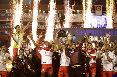 Paranava&iacute; bate o Paran&aacute; Clube nos p&ecirc;naltis e conquista a Segundona Sanepar