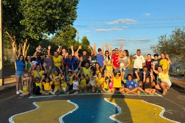 Rua ganha cores da Copa e emociona moradores no Jardim O&aacute;sis, em Paranava&iacute;