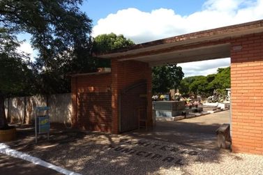 Vereador Roberto Marrique cobra esclarecimentos sobre cemit&eacute;rios de Paranava&iacute;