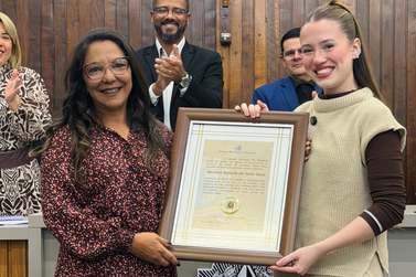 C&acirc;mara de Paranava&iacute; homenageia Merciliana Souza com Medalha Dr. Jos&eacute; Vaz de Carvalho