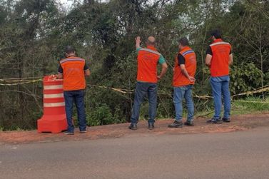 Defesa Civil realiza vistoria em eros&atilde;o de grandes propor&ccedil;&otilde;es em Tamboara