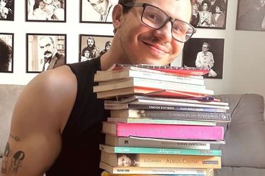 Professor conquista alunos com paix&atilde;o pela literatura, teatro e educa&ccedil;&atilde;o