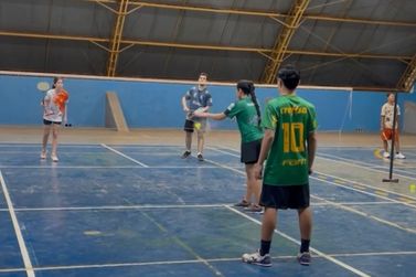 Treinos gratuitos de badminton t&ecirc;m novo hor&aacute;rio em Paranava&iacute;; veja como participar