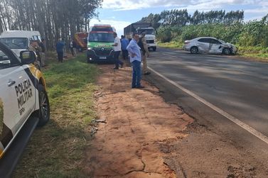 Tr&ecirc;s pessoas ficam feridas em acidente entre carro e van entre Para&iacute;so do Norte e Tamboara