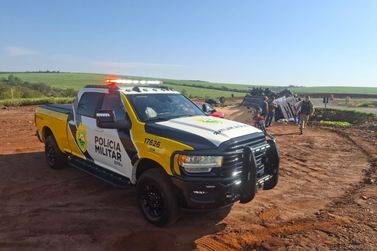 Caminh&atilde;o tomba na PR-317 e passageiro fica ferido