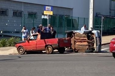 Carro avan&ccedil;a sinal vermelho, bate em outro ve&iacute;culo e tomba em Paranava&iacute;