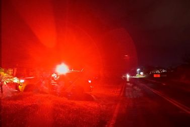 Carros batem de lado na PR-492, e motorista se recusa a fazer teste do baf&ocirc;metro