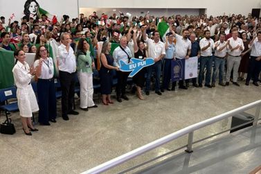 Governador recebe alunos do Ganhando o Mundo em Paranava&iacute;