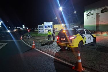 Motociclista sem CNH fica ferido em colis&atilde;o na PR-317, em Maring&aacute;