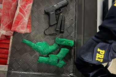 PRF encontra 380 quilos de maconha e armas escondidos em barco na regi&atilde;o 