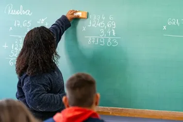 PSS 2027 oferece sal&aacute;rios de at&eacute; R$ 6,9 mil para professores no Paran&aacute;