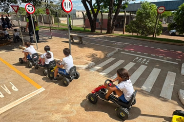 Estudantes participam de aula pr&aacute;tica sobre tr&acirc;nsito no encerramento de semana educativa