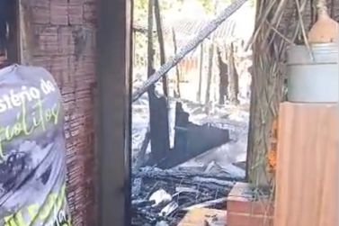 Fam&iacute;lia perde casa em inc&ecirc;ndio e mobiliza comunidade em campanha de solidariedade