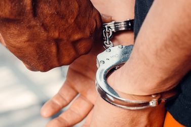 Homem com dois mandados de pris&atilde;o por corrup&ccedil;&atilde;o de menores &eacute; detido