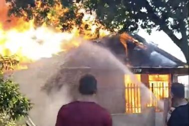 Inc&ecirc;ndio destr&oacute;i casa de madeira em Tamboara; veja o v&iacute;deo