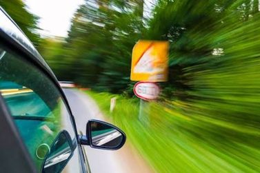 Motorista pode ser multado mesmo quando a via n&atilde;o tem placa de velocidade