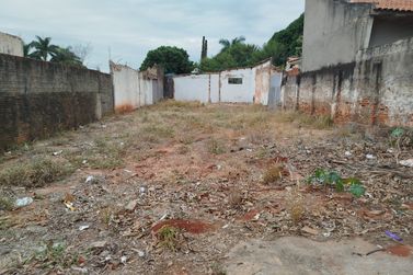 Terreno &agrave; venda - 300m&sup2; - Centro