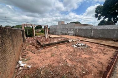 Terreno &agrave; venda - 444m&sup2; - Jardim Juraci