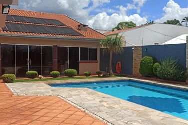 Casa &agrave; venda - 325m&sup2; - Centro