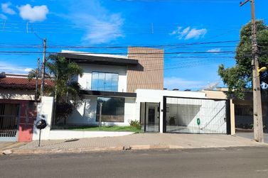 Casa &agrave; venda - 300m&sup2; - Centro