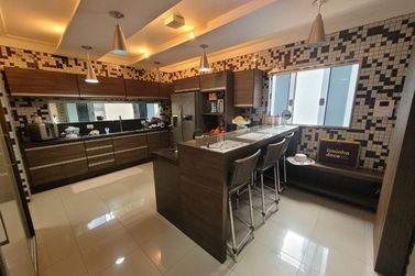 Casa &agrave; venda - 302m&sup2; - Centro