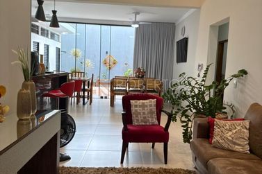 Casa &agrave; venda - 300m&sup2; - Jardim O&aacute;sis