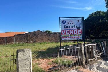 Terreno &agrave; venda - 762m&sup2; - Centro