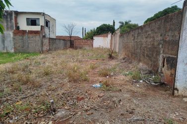 Terreno &agrave; venda - 300m&sup2; - Centro
