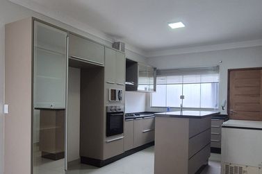 Casa &agrave; venda - 200m&sup2; - JD Santos Dumont 