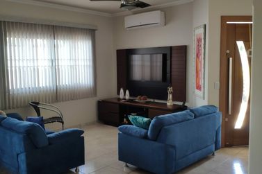 Casa &agrave; venda - 200m&sup2; - Centro