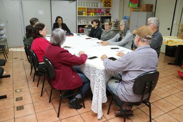 Secretaria de Assistência Social promove curso de smartphone para idosos