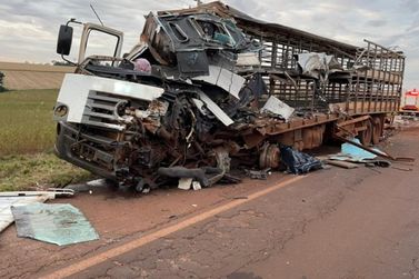 Grave acidente com caminhões deixa um morto na PR-182 em Maripá