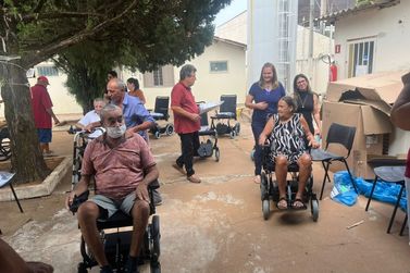 Ritinha Prates dispensa 190 cadeiras de rodas para cidades da região